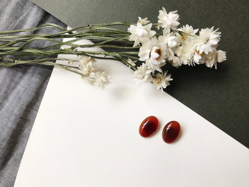 szu-works｜椭圆红玛瑙耳针式耳环 - 耳环/耳夹 - 宝石 红色