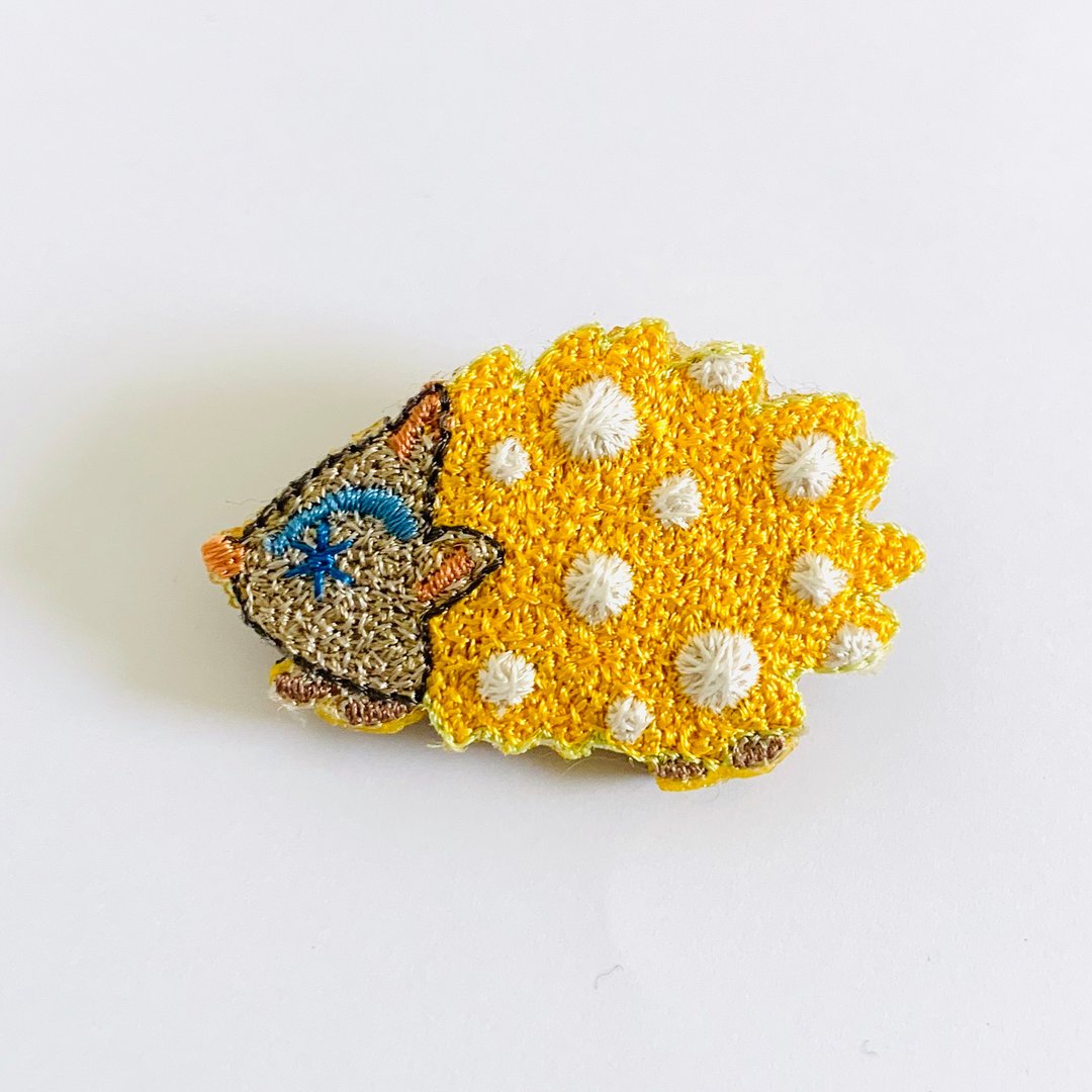 embroidery brooch hedgehog - 胸针 - 绣线 黄色