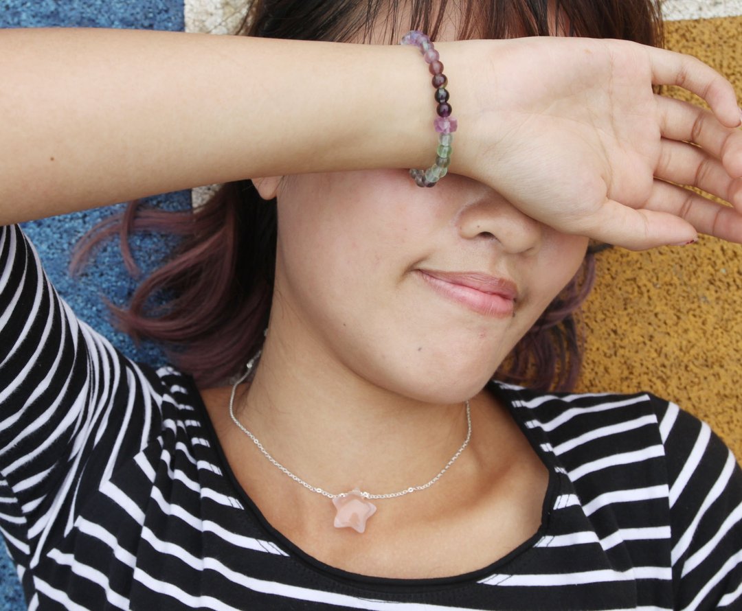 Gradient color flourite bracelet  - P渐变色萤石弹性手练 (一颗淡绿扭纹萤石和一颗淡紫 盘珠为主石) - 手链/手环 - 宝石 多色