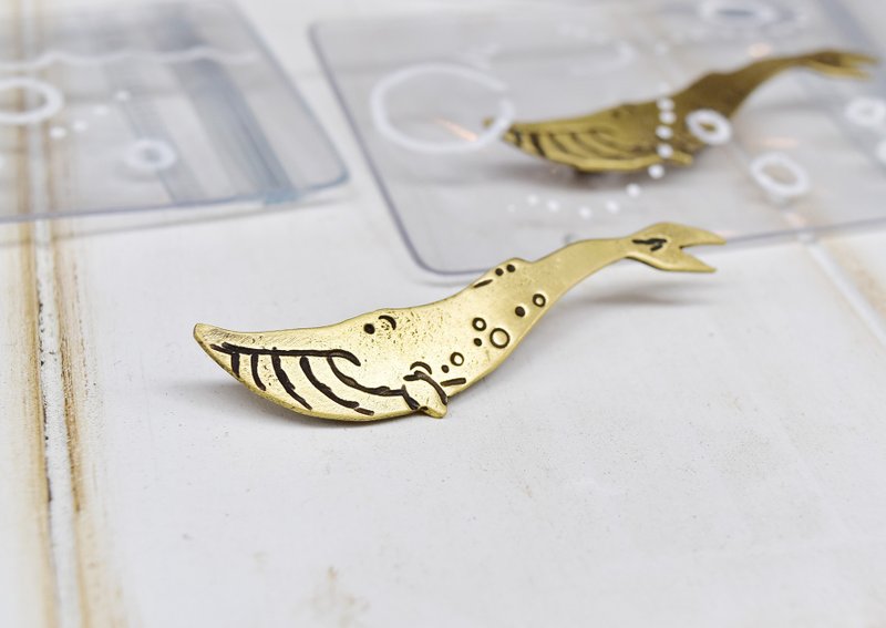 游来游去蓝鲸，黄酮胸针 - 胸针 - 其他金属 蓝色