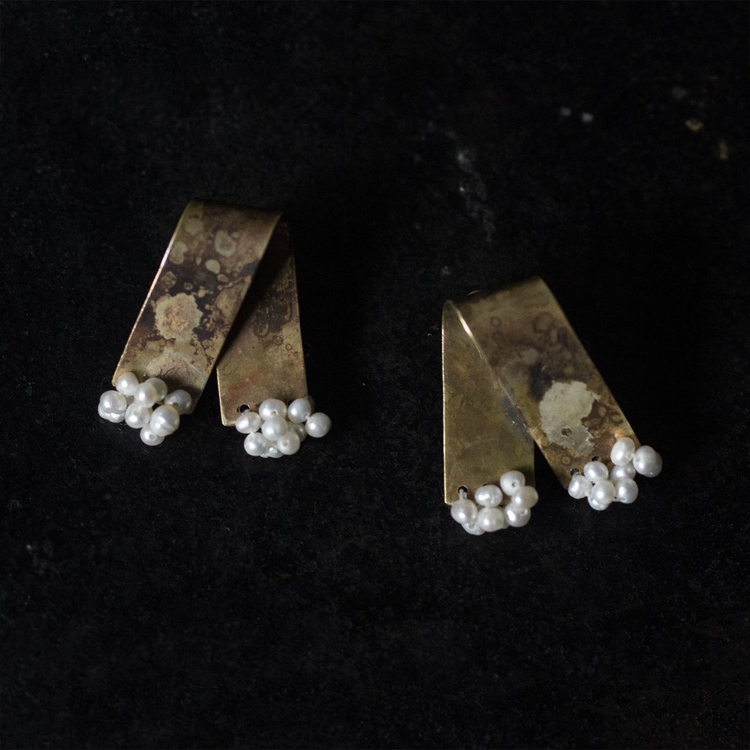 黄铜缎带珍珠花耳环 - 可做夹式耳环 - 耳环/耳夹 - 其他材质 卡其色