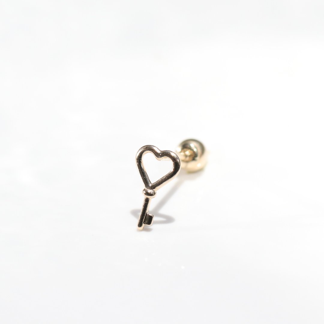 14K Love Key Piercing 爱心钥匙锁珠耳环(单个)耳骨 耳窝 不退色 - 耳环/耳夹 - 贵金属 金色