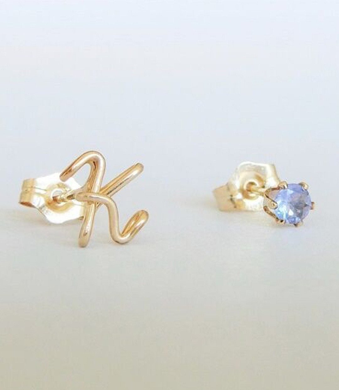 单颗字母与诞生石手写体 છેピアス - 耳环/耳夹 - 其他金属 金色
