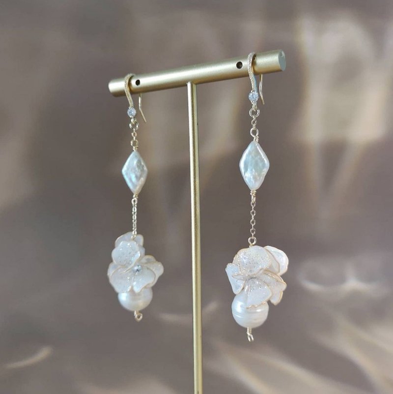 蒙特卡绮罗 | 耳夹耳鈎 | 手作婚礼树脂水晶花饰品 - 耳环/耳夹 - 其他材质 白色