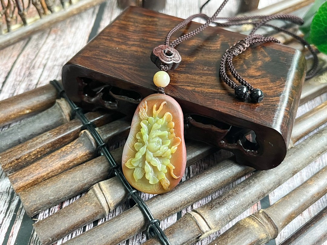 【一物一图】天然双色盐源玛瑙牡丹花手工雕刻吊坠 连手编项链绳 - 项链 - 水晶 多色