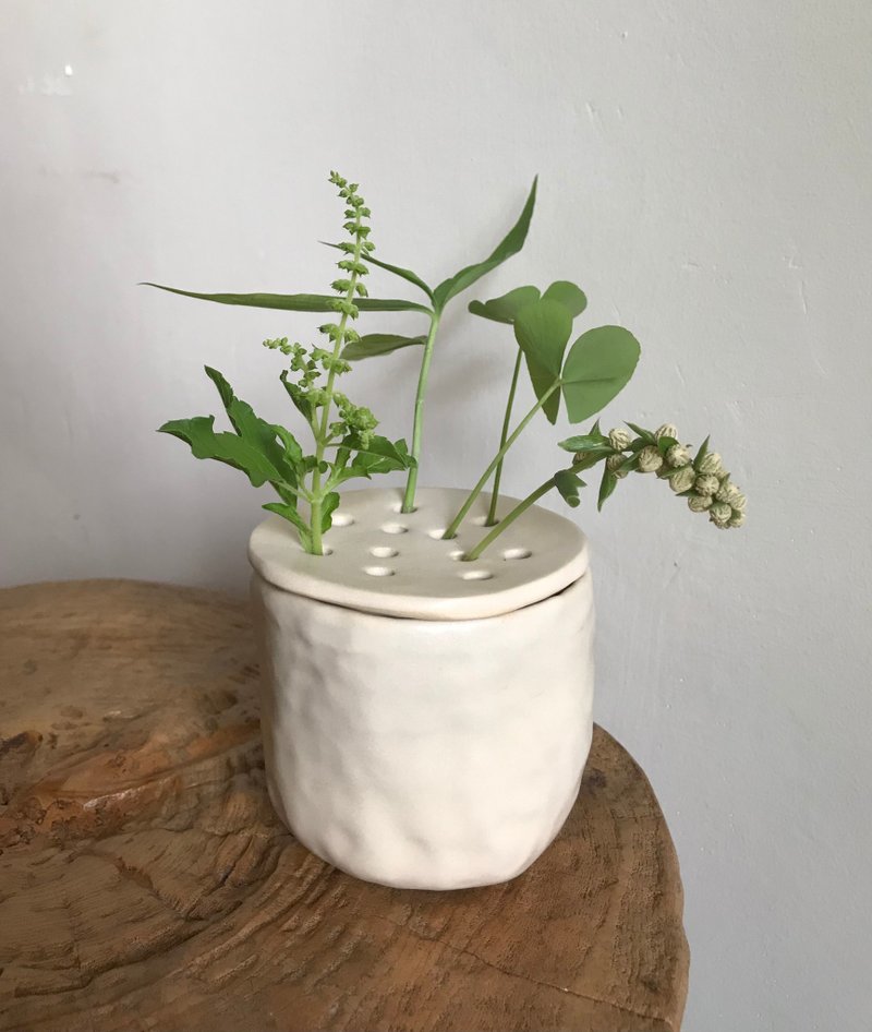 Holes vase - 花瓶/陶器 - 陶 白色