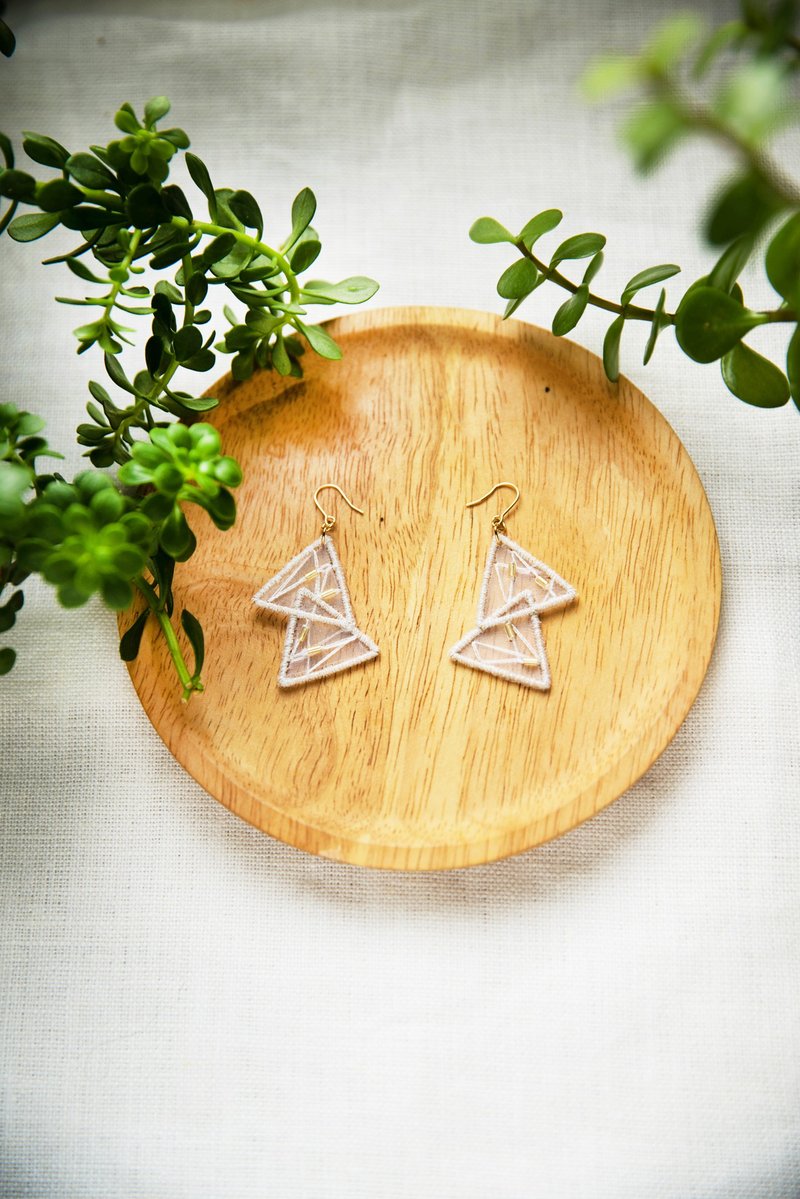 9点以后 | 纯手工刺绣耳环 | 梦游. 几何半透明耳环 - 耳环/耳夹 - 绣线 白色