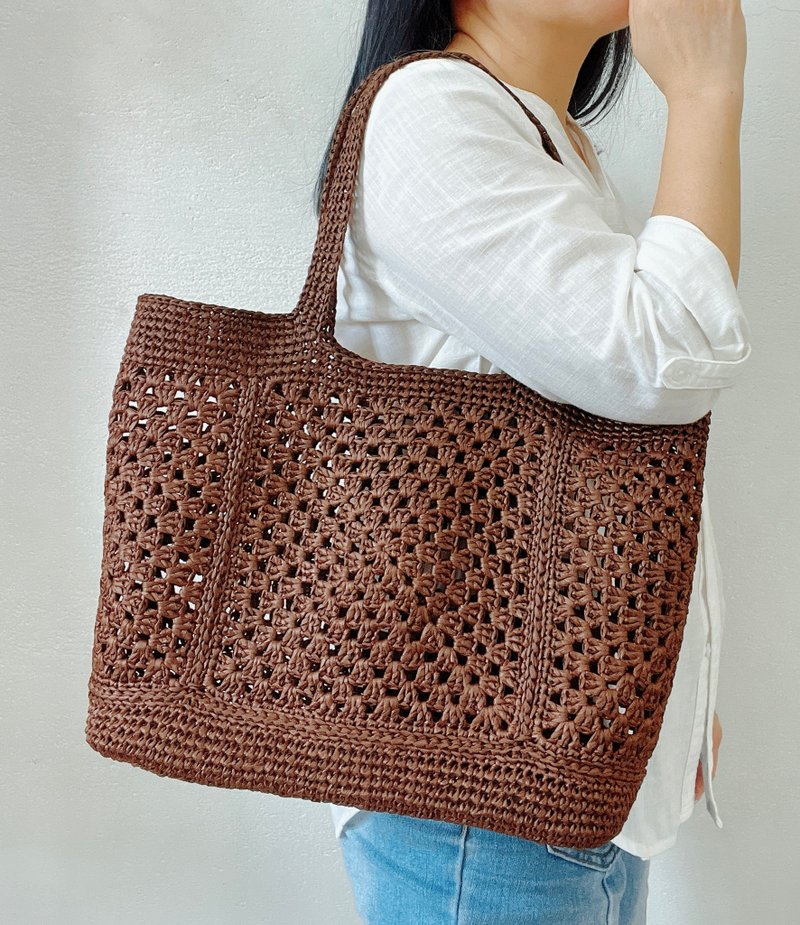 镂空感拉菲草手钩编织袋—咖啡色 - 手提包/手提袋 - 环保材料 