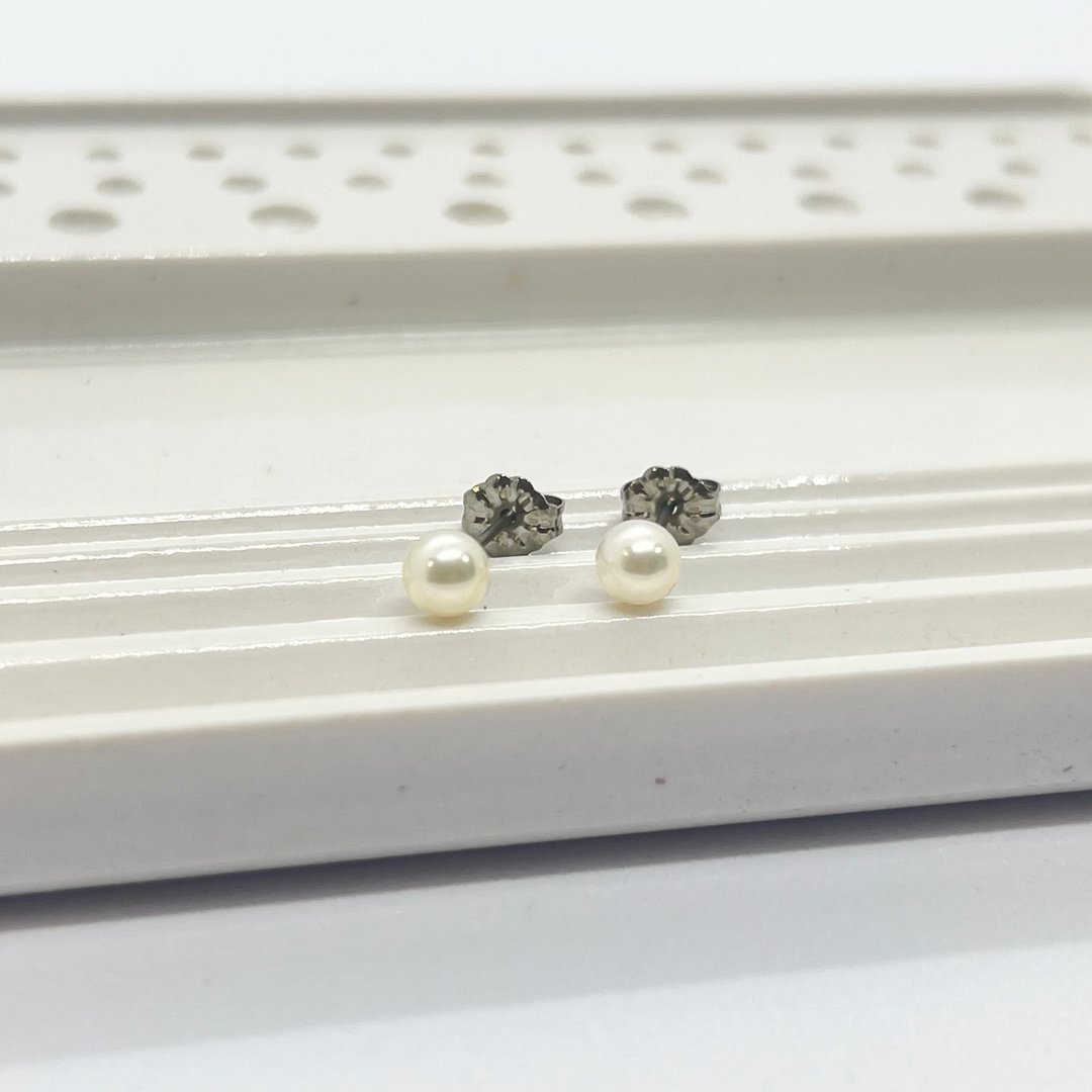 单颗珍珠耳环 5-5.5毫米小珍珠 不锈钢/钛合金 日本 - 耳环/耳夹 - 珍珠 银色