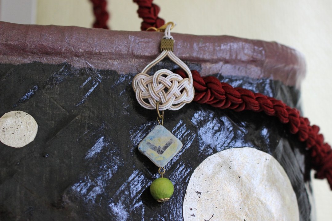 Blue Omikuji Japanese paper and White Mizuhiki knot and Green Washi ball Keyring - 钥匙链/钥匙包 - 纸 白色