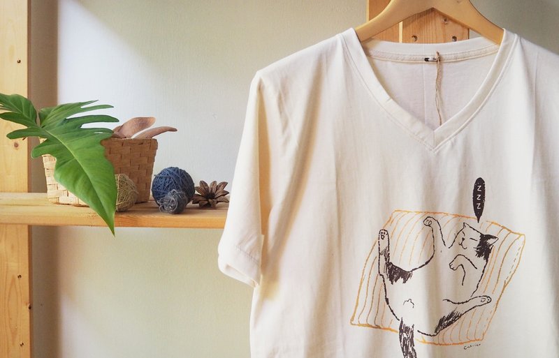 100％ 棉质手印三色猫 V领 T恤 - 中性连帽卫衣/T 恤 - 棉．麻 卡其色