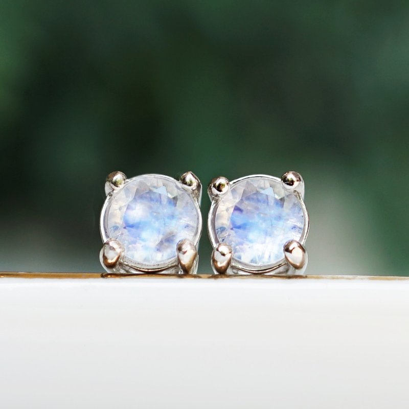 Rainbow Moonstone 5mm Silver Stud Earrings Christelle - 耳环/耳夹 - 宝石 白色