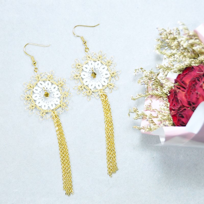 【订制】雪花 耳环 金与珍珠白 Tatting Snowflake Earrings - 耳环/耳夹 - 绣线 金色