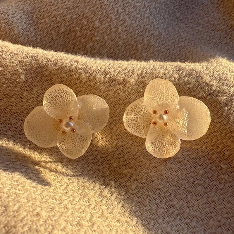 初绽 白 | 手作真花绣球花耳环 耳夹 - 耳环/耳夹 - 树脂 