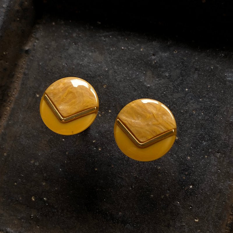 金V流沙黄复古耳环m (针式) - 耳环/耳夹 - 塑料 黄色