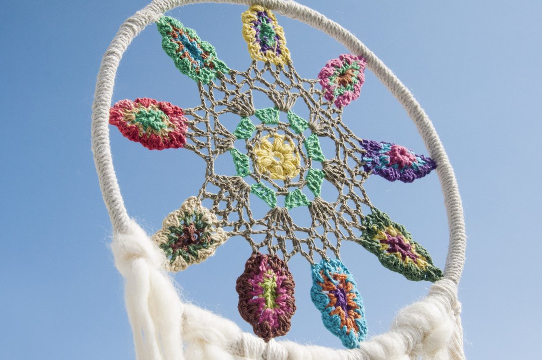 情人节礼物 母亲节礼物 生日礼物 民族风 boho 手工编织棉麻彩虹色捕梦网吊饰dream Cather / 手工蕾丝捕梦网- 花朵蕾丝羊毛毡彩虹色系30cm  - 摆饰 - 羊毛 多色
