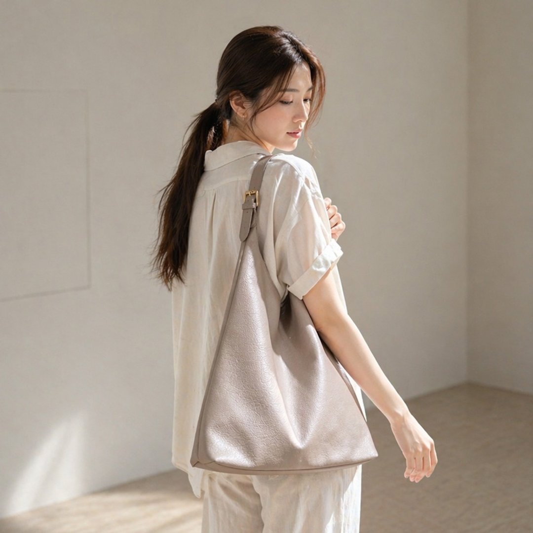 ANNA DOLLY 慵懒大容量荔枝纹肩背包 侧背包 A4 可放 通勤包 卡其 - 侧背包/斜挎包 - 人造皮革 卡其色