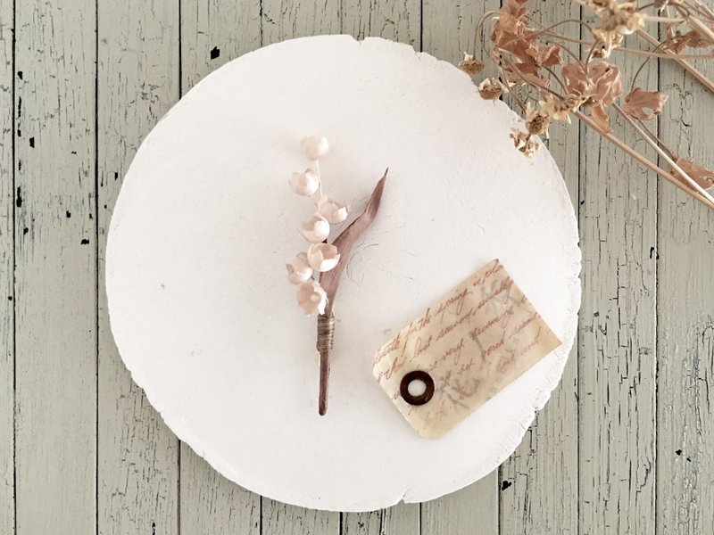 Lily of Suzuran mini brooch (beige) - 胸针 - 聚酯纤维 卡其色
