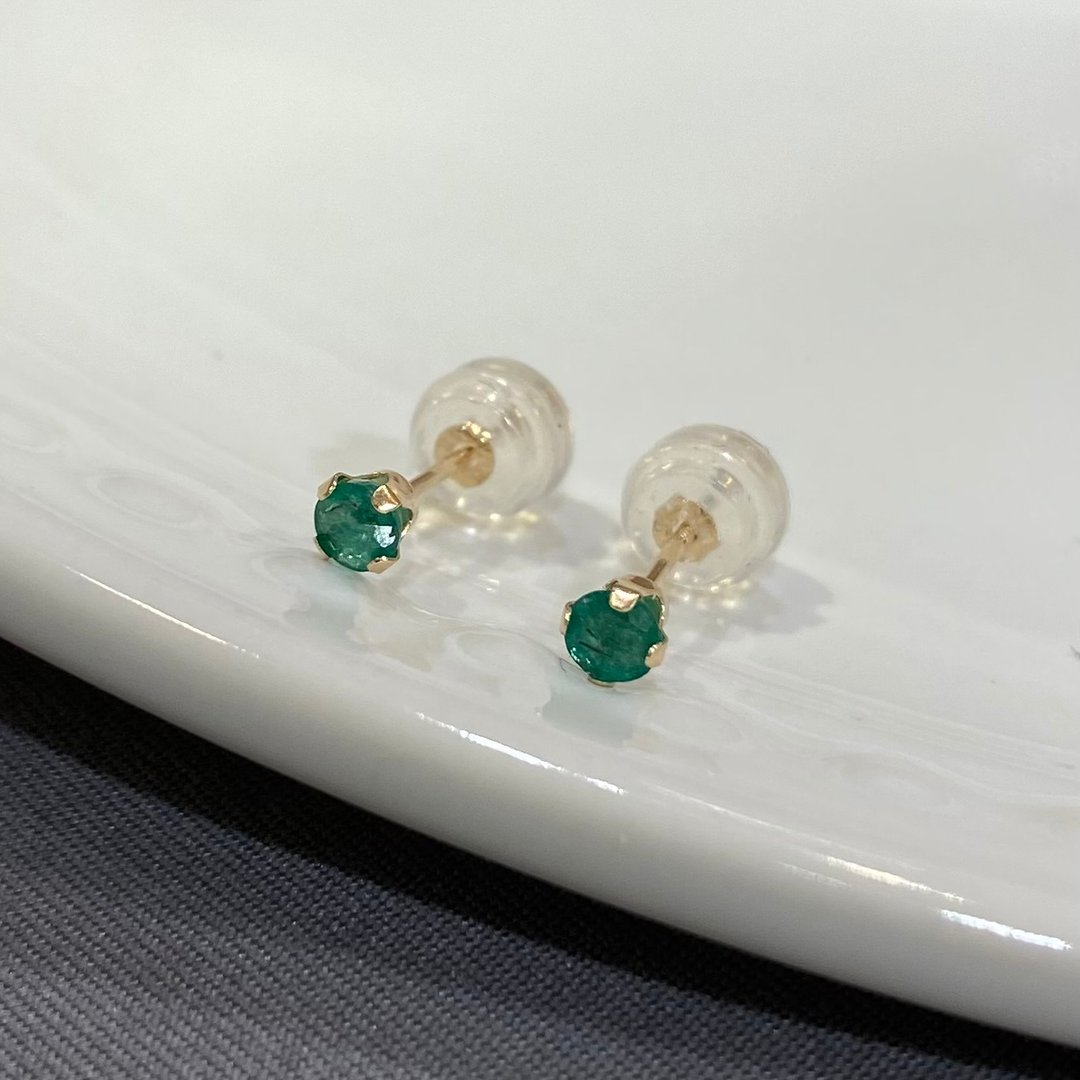 【K14 GOLD EMERALD】14K 3mm 爪镶式祖母绿耳环 14KP4 5月诞生石 【SOLID GOLD】 - 耳环/耳夹 - 其他金属 绿色