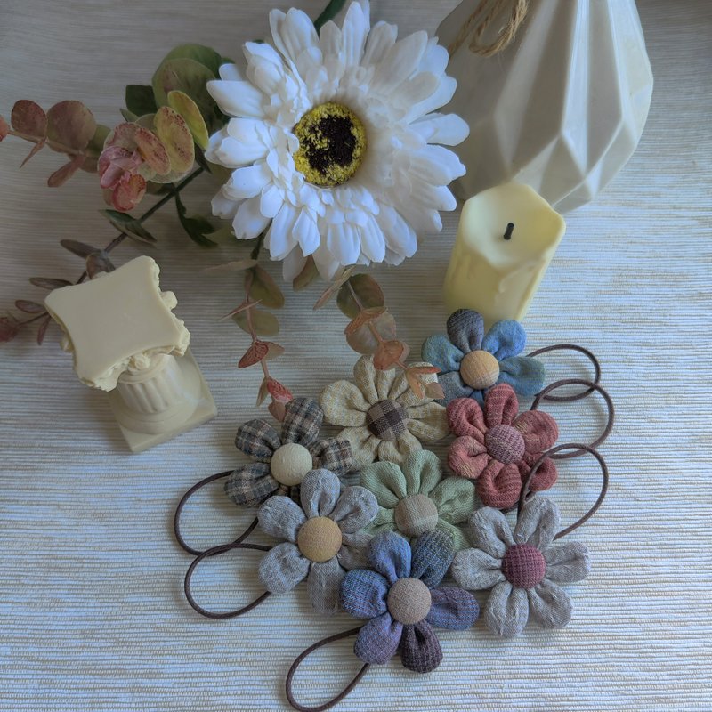 【简单一点让日常变得美好】Jade拼布手作-先染布 拉链头 六瓣花 - 吊饰 - 棉．麻 