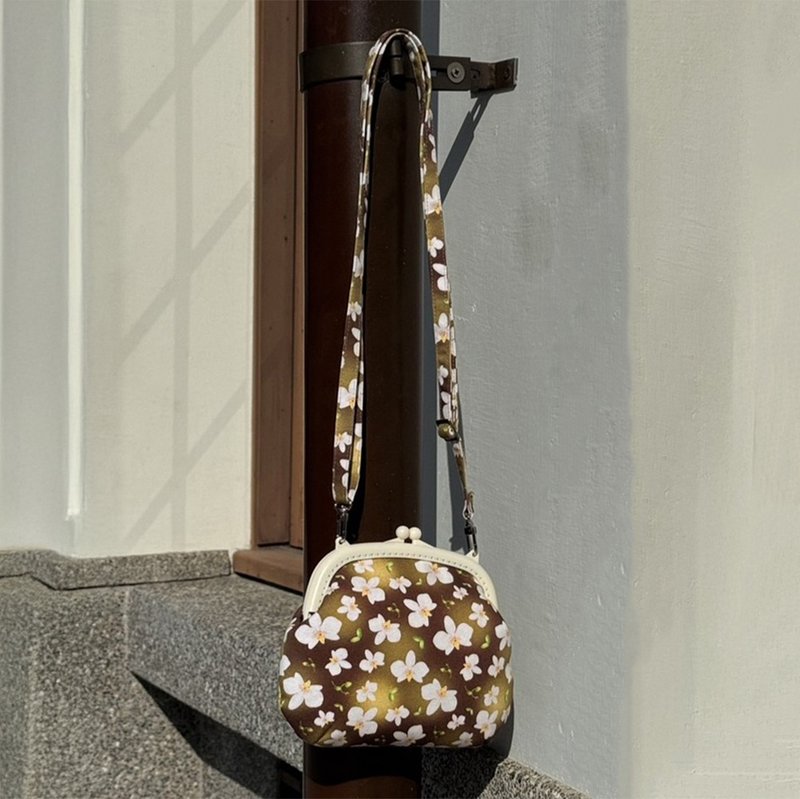 【巧妙艺手】 独家 蝴蝶兰(静谧山林) 印花－侧背塑胶口金包 - 侧背包/斜挎包 - 棉．麻 粉红色