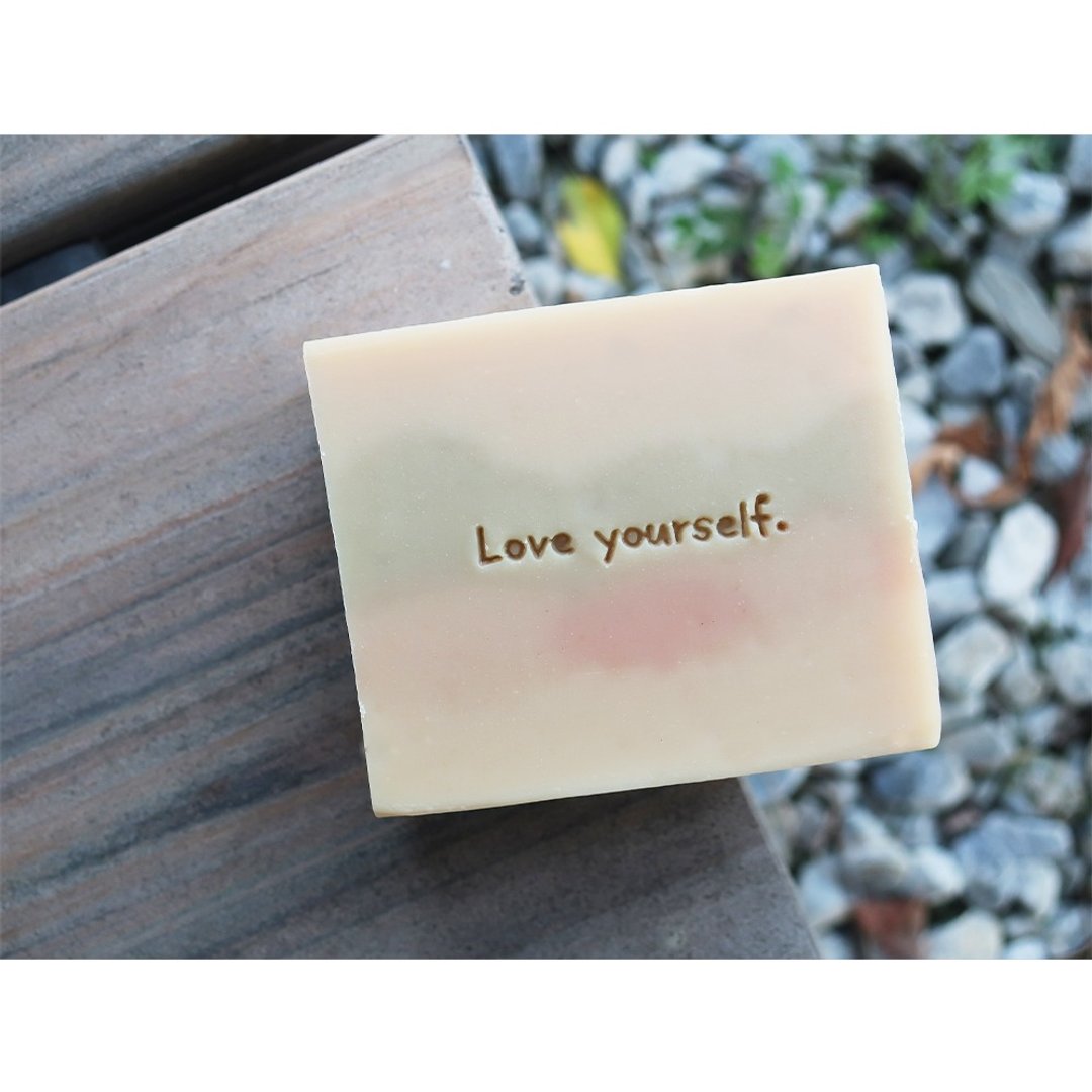 【皂章B54】爱自己 Love yourself. 英文字章 压克力皂章 - 蜡烛/香氛/手工皂 - 压克力 