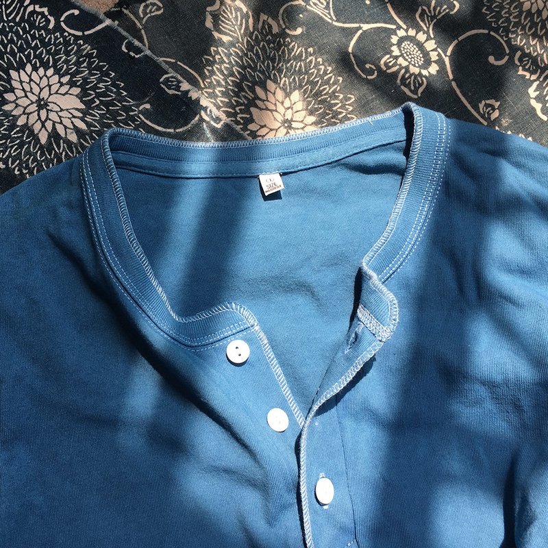 Major Folk│美式复古indigo植物蓝染靛蓝亨利领短袖TEE恤 情侣款 - 男装上衣/T 恤 - 棉．麻 蓝色