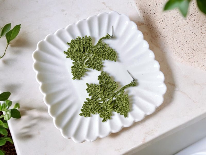 手钩花耳饰。蕨叶。雪松绿 - 耳环/耳夹 - 棉．麻 绿色