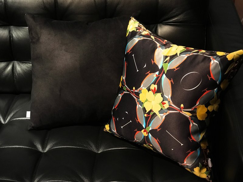 翡翠舞耀水岸间 原生翠鸟 抱枕套系列 Alcedo atthis LOVE珍爱款 - 枕头/抱枕 - 棉．麻 黑色