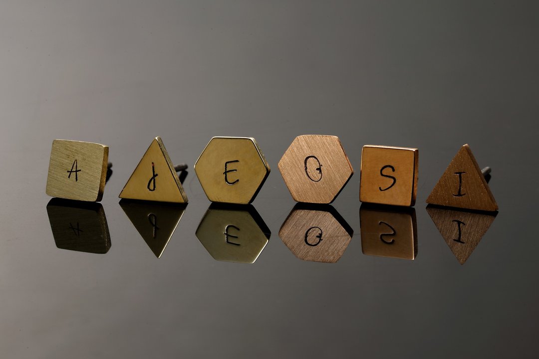 AJEOSSI【手工×定制×DIY】 黄铜、红铜×几何耳环敲字 - 耳环/耳夹 - 铜/黄铜 金色