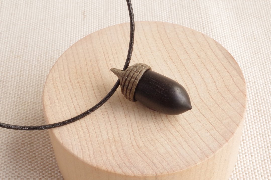 Wood Carving Acorn Pendant Ebony & JINDAI Ashwood - 项链 - 木头 黑色