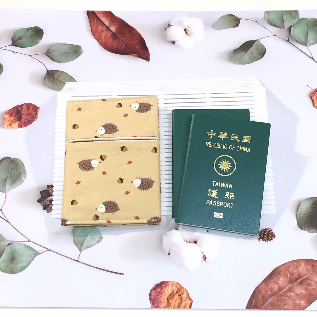 刺猬松果/护照套.护照夹.可收纳机票.卡片.单据.外币钞票 - 护照夹/护照套 - 棉．麻 咖啡色