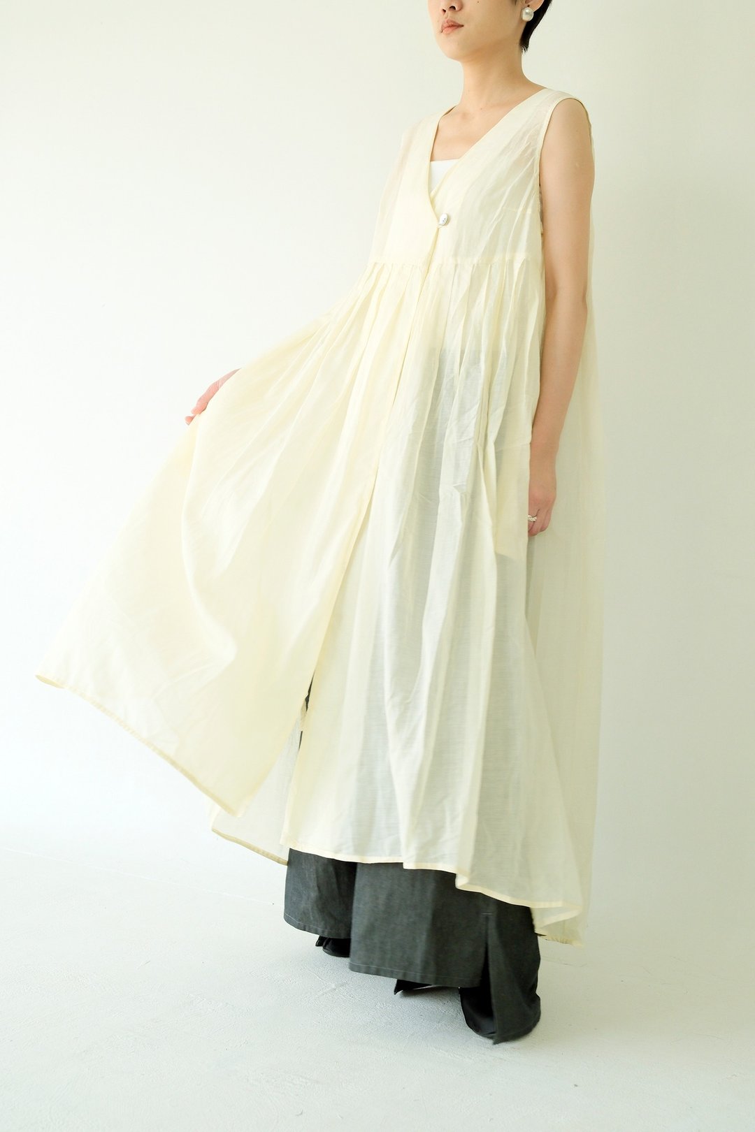 川 衣 WEAR BEING  V领百折丝棉背心洋装 米白 - 洋装/连衣裙 - 丝．绢 白色