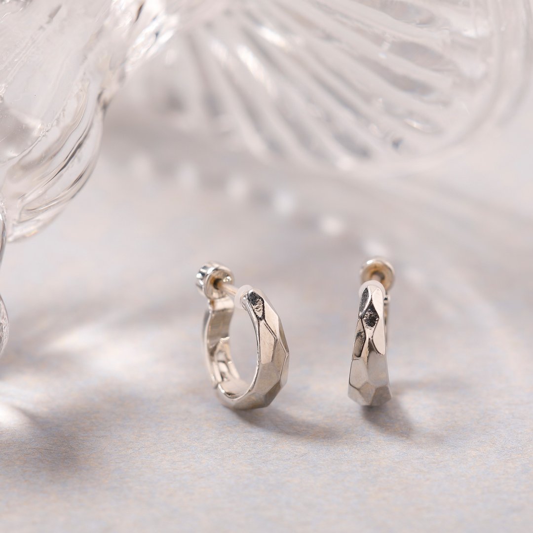 【Pinkoi独家商品】circle-sparkle 光滑圆圈耳环 SV 无镍光滑耳环 圆圈耳环 银色 - 耳环/耳夹 - 其他金属 银色