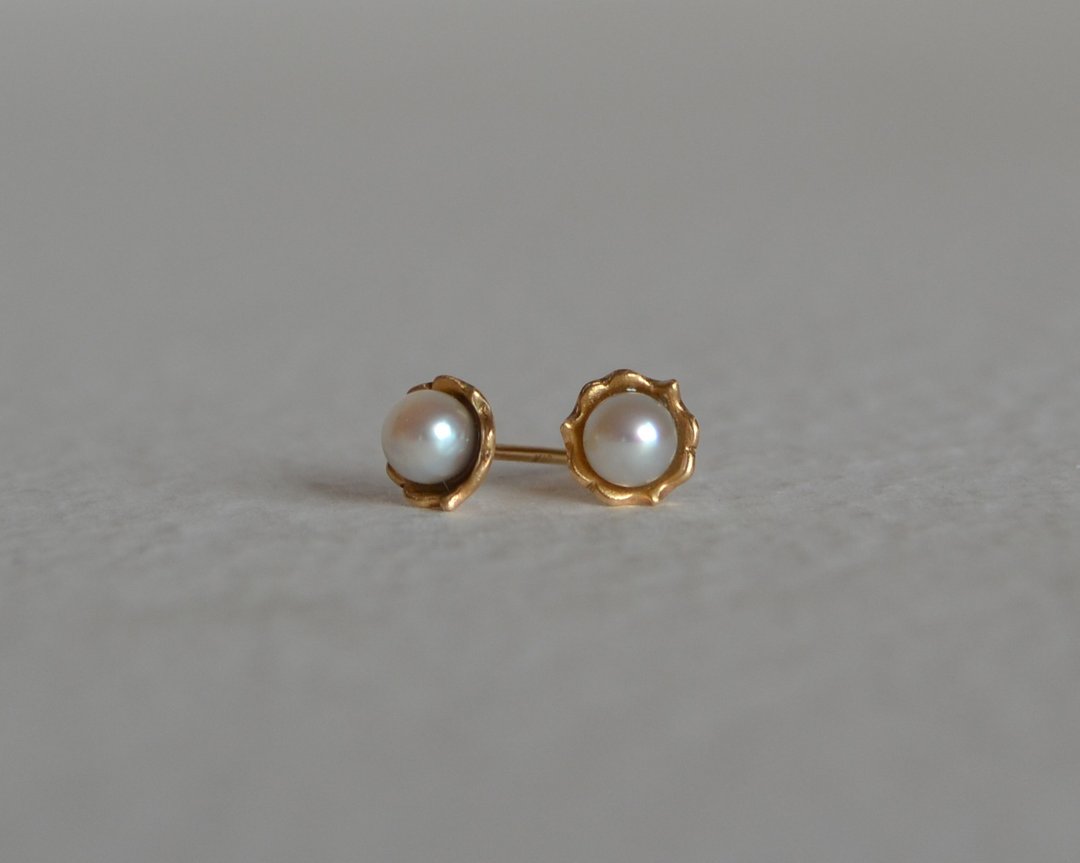 Frill Akoya Pearl Pierce - 耳环/耳夹 - 其他金属 金色