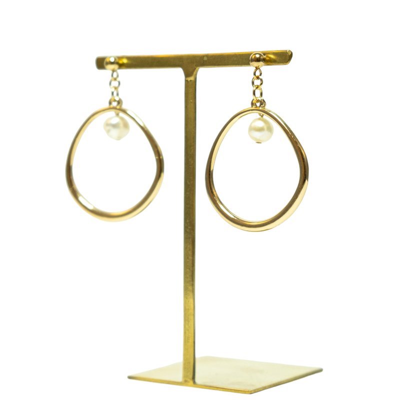 Gold hoop earrings　with natural shells - 耳环/耳夹 - 其他金属 金色