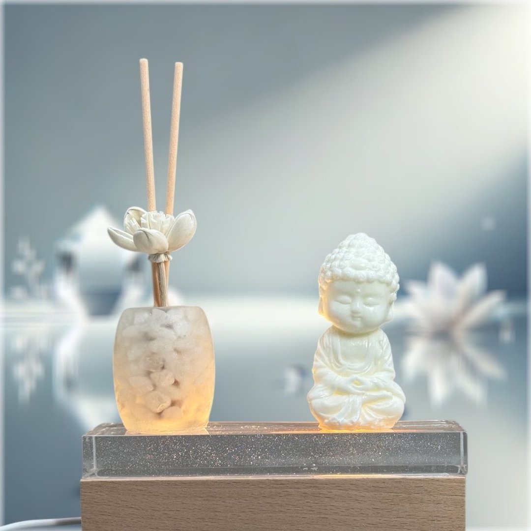 净念开运水晶扩香灯座系列 白水晶 培德小佛公仔光明灯 赠5ML精油 - 灯具/灯饰 - 树脂 白色