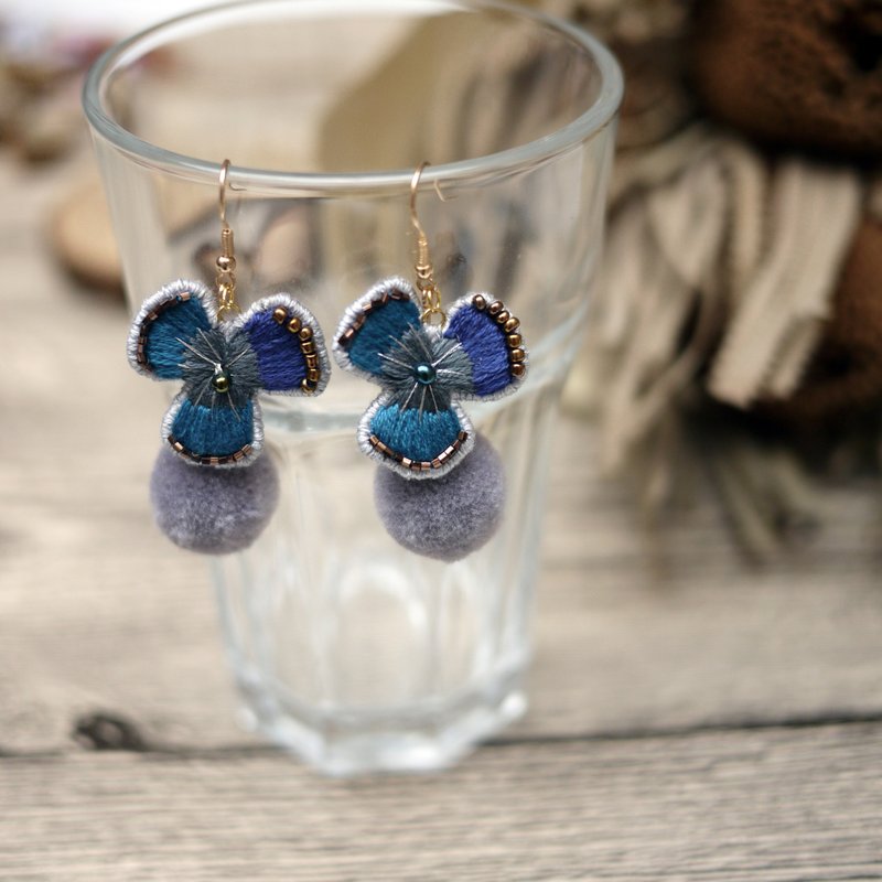 【花室培养手工刺绣】透明感女孩/手作刺绣/花朵耳坠 - 耳环/耳夹 - 绣线 透明