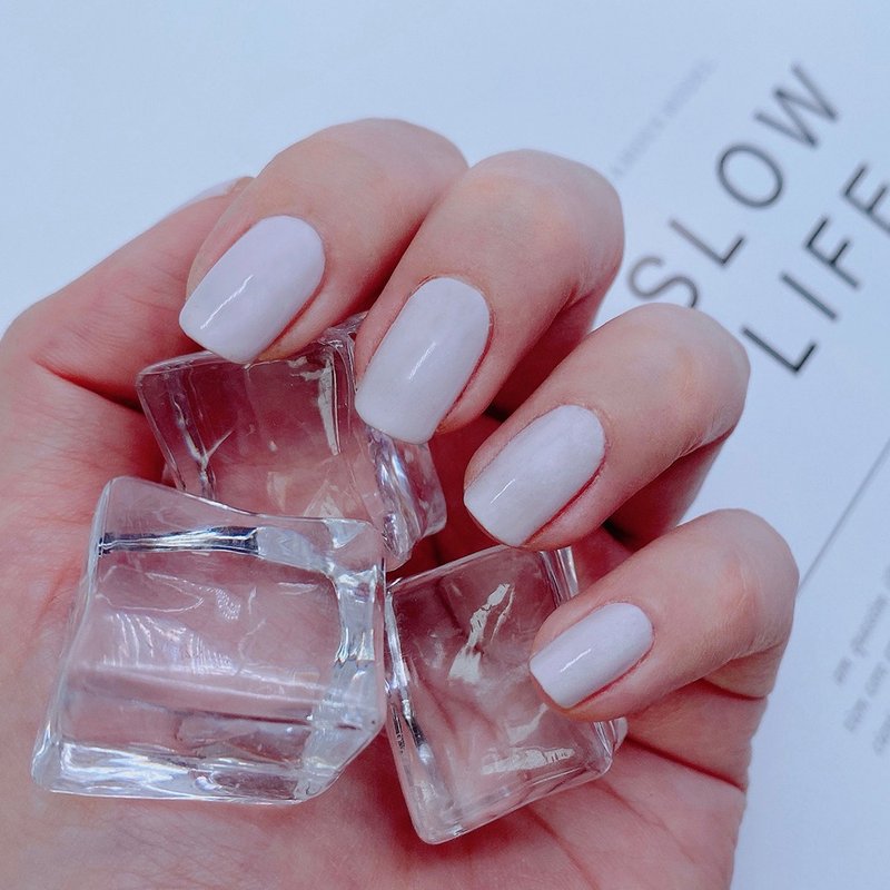 V147 冰钻西洋梨雪泥  爱若雅光撩指甲油一步胶 - 指甲油/指甲贴 - 其他材质 紫色