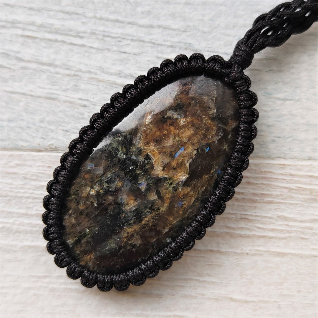 Russian nuummite macrame necklace, genuine Karelian amphibole grounding stone - 项链 - 宝石 咖啡色