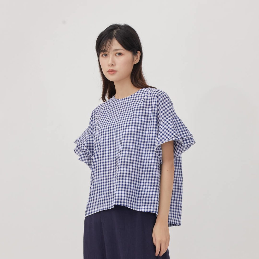 Mia落肩荷葉袖上衣/藍格 - 女装上衣 - 棉 蓝色
