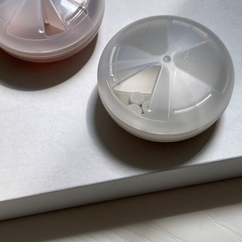 多件优惠-日式旋转收纳保健药盒 分隔旅行药盒 无印风 台湾制 - 收纳用品 - 塑料 白色