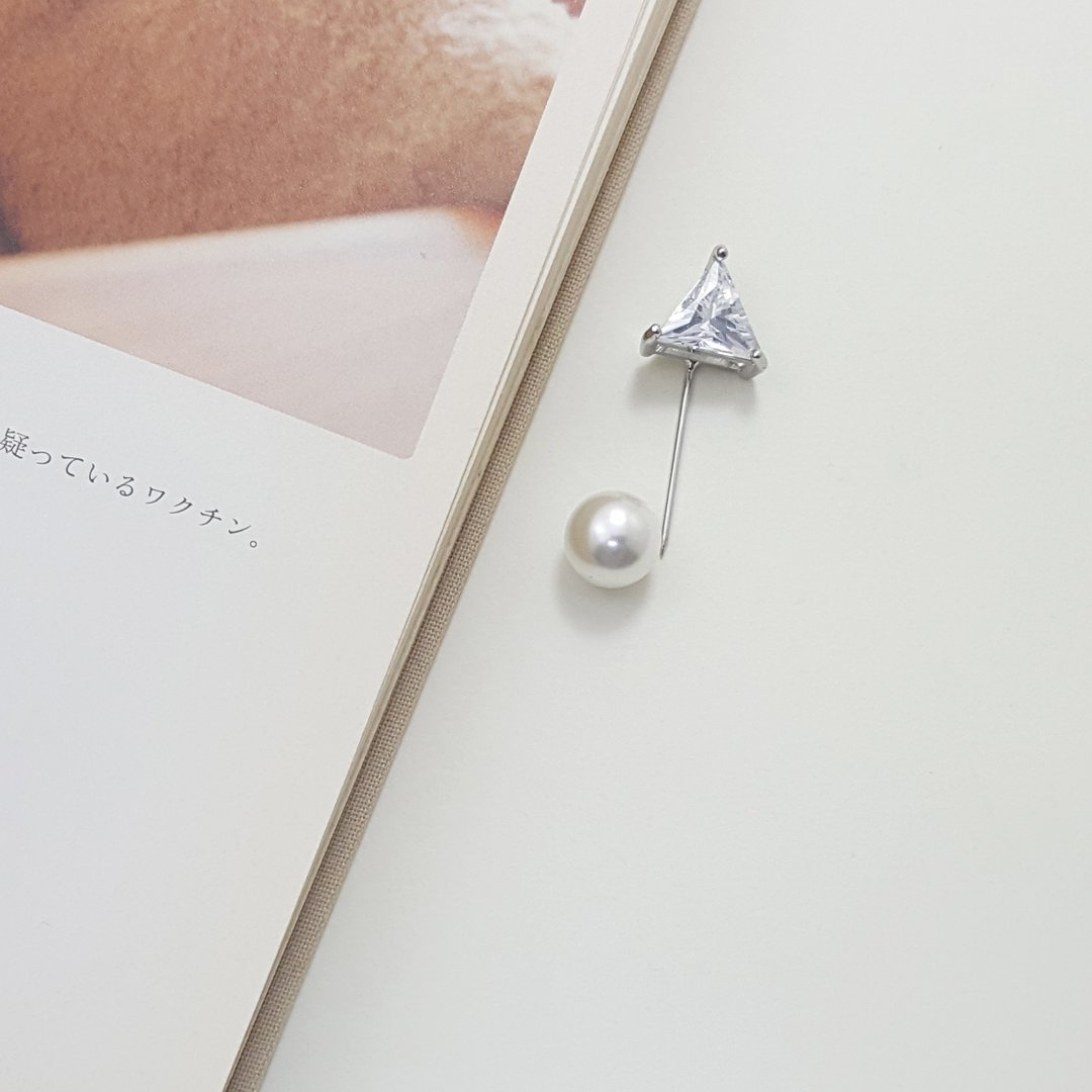 Elegant silver triangle pearl short Lapel Pin silver Metal,Shawl pin - 胸针 - 其他材质 银色