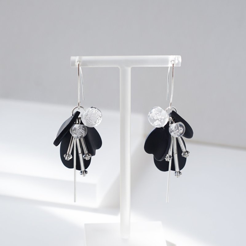 Odette 原创设计 手工软陶  垂坠花瓣水晶 925纯银耳鈎耳环 - 耳环/耳夹 - 陶 蓝色