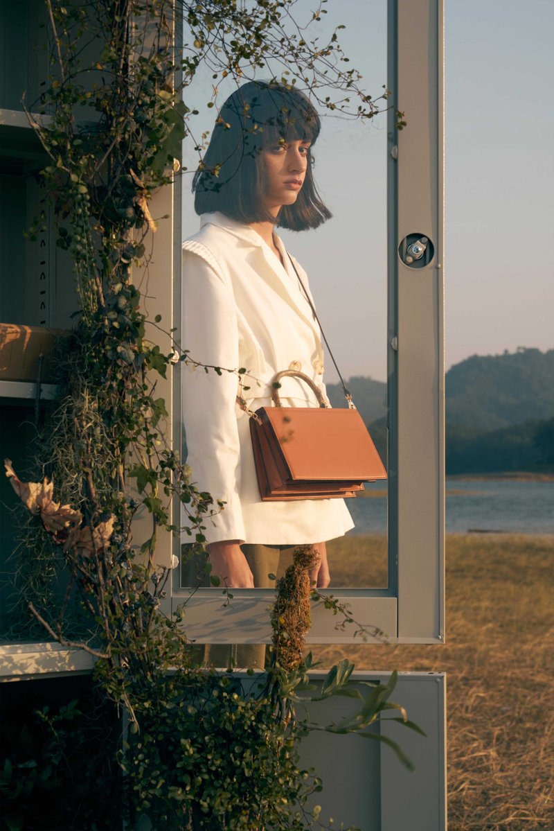 Boxwood Bag 素皮革复古书造型 木柄手提包 斜背包 侧背包 浅棕色 - 手提包/手提袋 - 人造皮革 咖啡色