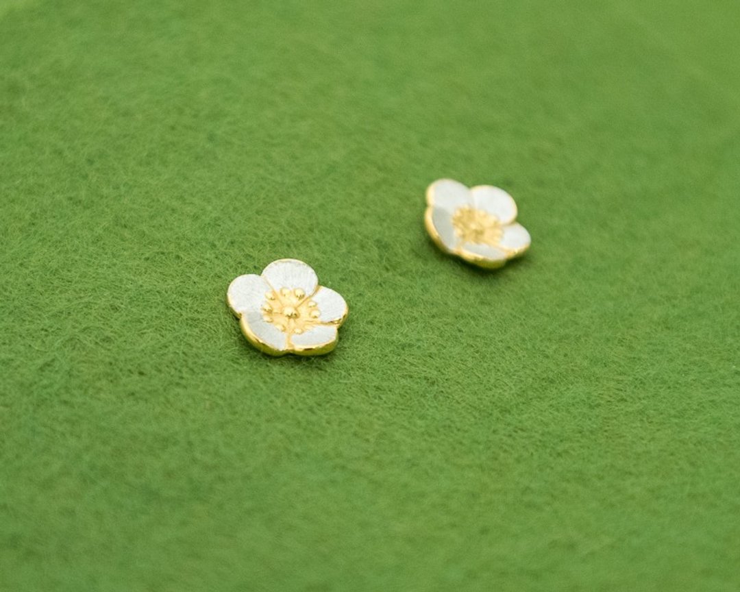 Ume Plum Blossom clip-on earrings - large single - 耳环/耳夹 - 其他金属 