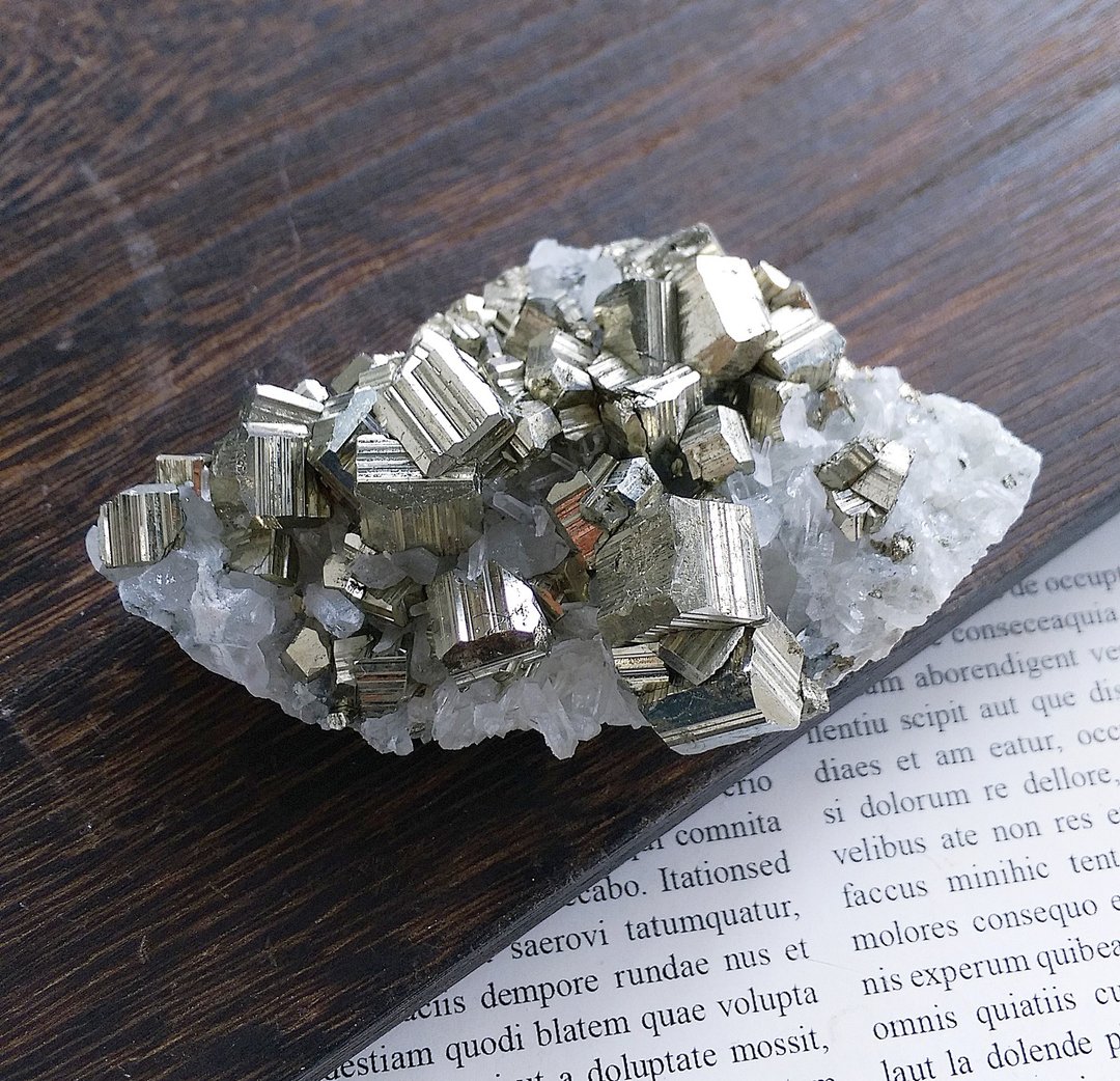 Pyrite 印尼产地 黄铁矿 水晶共生矿 愚人金 天然矿石 原矿 - 摆饰 - 其他材质 