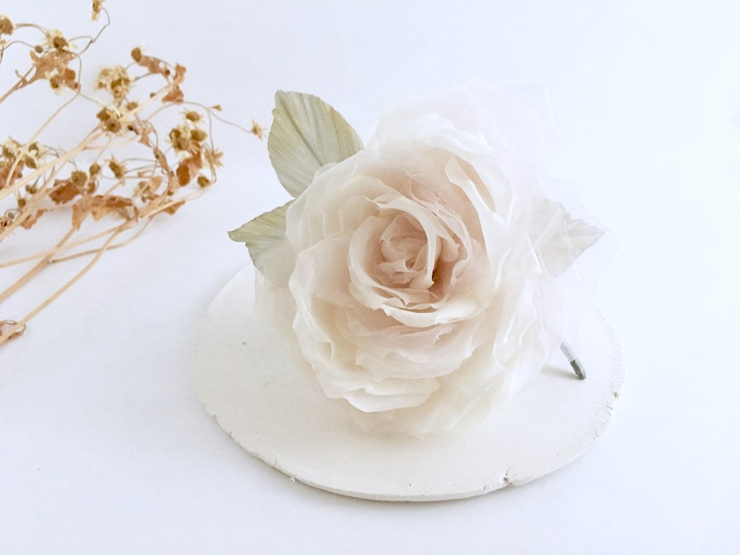 Silk rose corsage - 胸针 - 丝．绢 白色