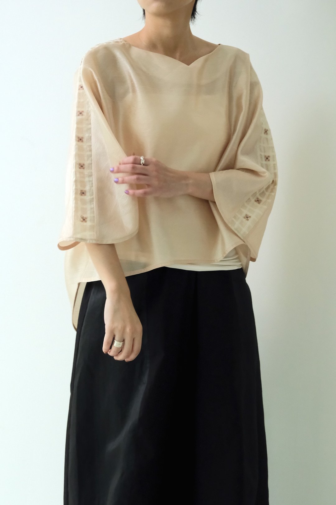 川 衣 WEAR BEING  平领拼接切袖宽版上衣  米肤 - 女装上衣 - 丝．绢 卡其色