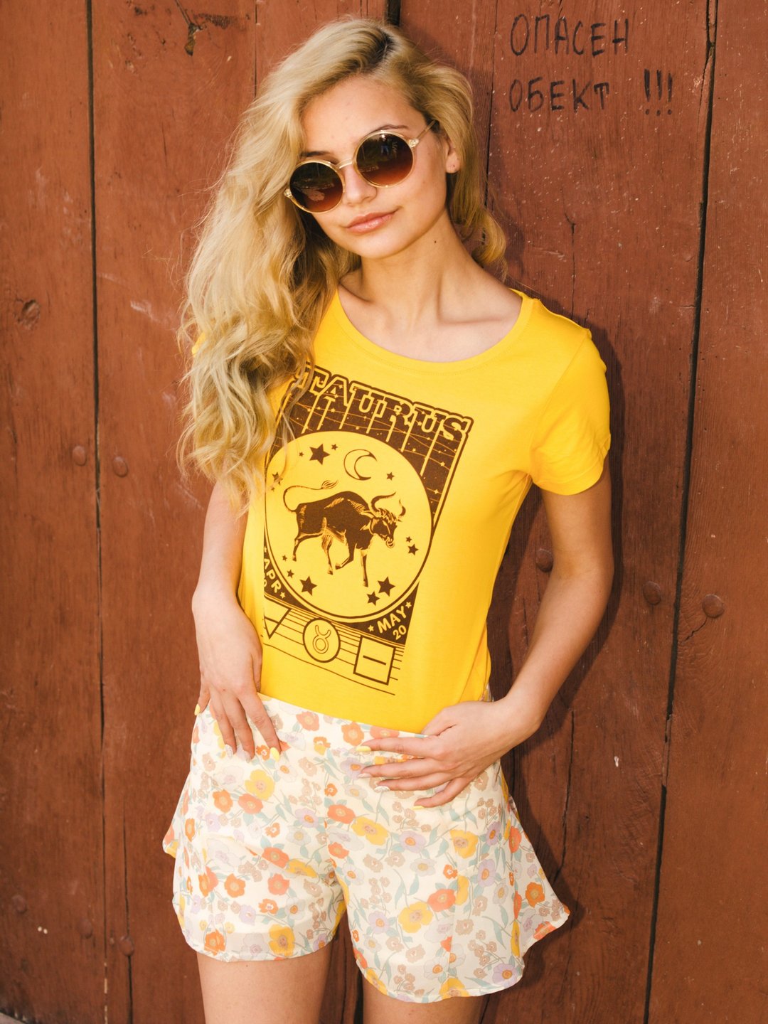 70s zodiac tshirt | womans star sign tee | astrology shirt | aries libra scorpio - 女装 T 恤 - 棉．麻 黄色